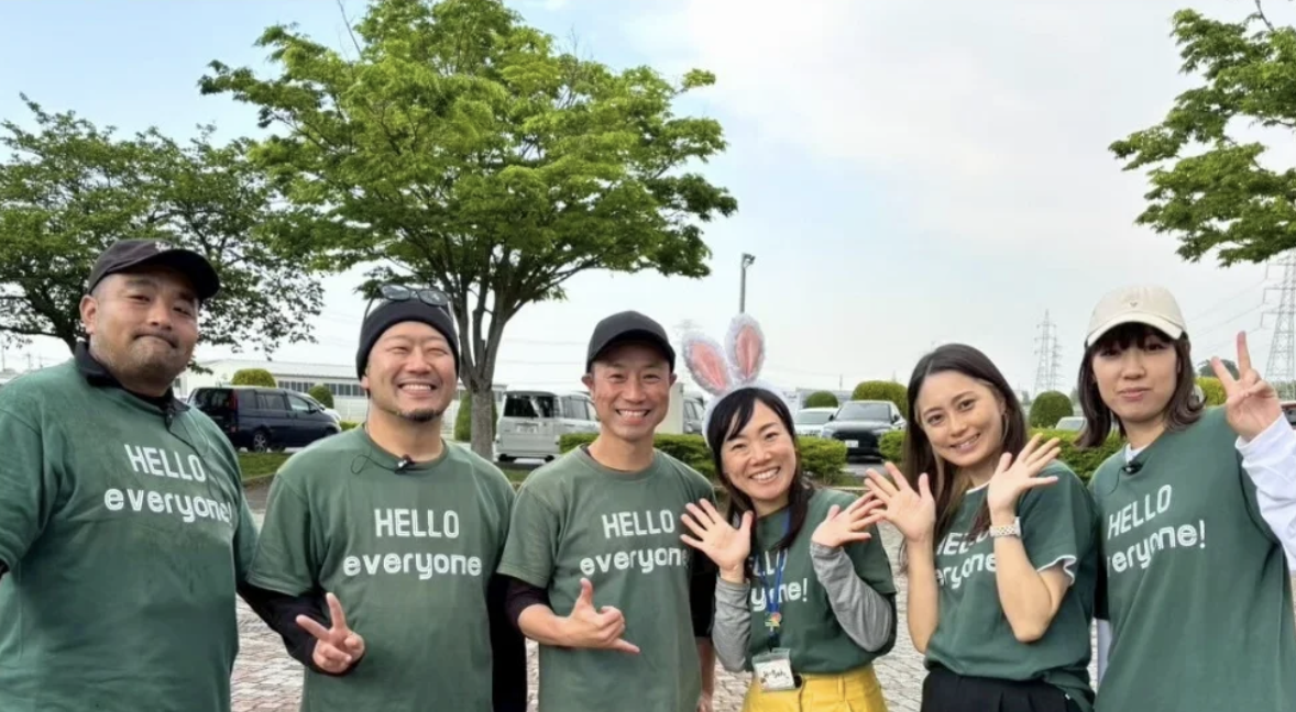 お揃いのTシャツで集まる株式会社HEのメンバー